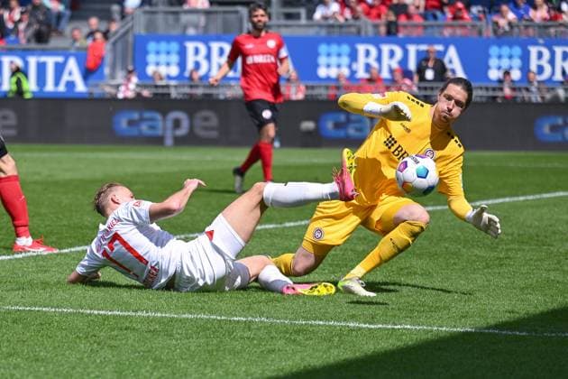 05 05 2024, Soccer, 2 Bundesliga, 32 Matchday Season 2023 2024, SV Wehen Wiesbaden Holstein Kiel, Timo Becker Holstein Kiel with a scoring chance against Florian Stritzel SV Wehen Wiesbaden xRHR PHOTO TKx Copyright: RHR-FOTOx RHR-FOTO TK