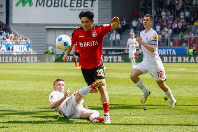 05 05 2024, xavx, Soccer 2 Bundesliga, SV Wehen Wiesbaden Holstein Kiel emspor, v l Carl Johansson Holstein Kiel , Hyun ju Lee SV Wehen Wiesbaden DFL DFB REGULATIONS PROHIBIT ANY USE OF PHOTOGRAPHS as IMAGE SEQUENCES and or QUASI VIDEO Wiesbaden