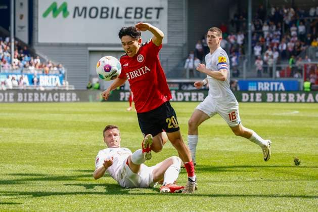 05 05 2024, xavx, Soccer 2 Bundesliga, SV Wehen Wiesbaden Holstein Kiel emspor, v l Carl Johansson Holstein Kiel , Hyun ju Lee SV Wehen Wiesbaden DFL DFB REGULATIONS PROHIBIT ANY USE OF PHOTOGRAPHS as IMAGE SEQUENCES and or QUASI VIDEO Wiesbaden