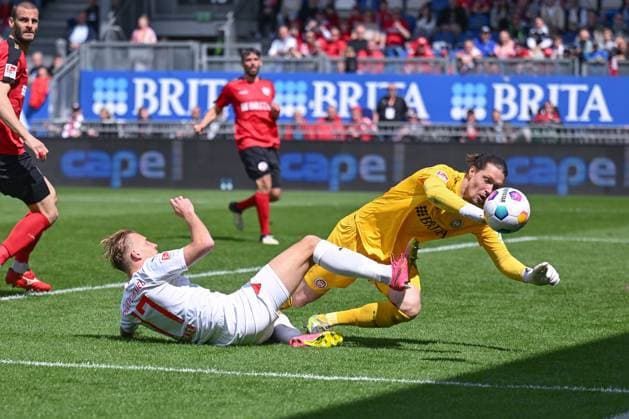 05 05 2024, Soccer, 2 Bundesliga, 32 Matchday Season 2023 2024, SV Wehen Wiesbaden Holstein Kiel, Timo Becker Holstein Kiel with a scoring chance against Florian Stritzel SV Wehen Wiesbaden xRHR PHOTO TKx Copyright: RHR-FOTOx RHR-FOTO TK