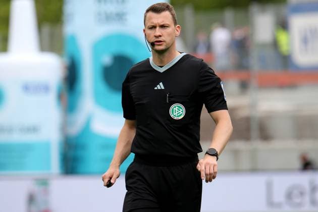 05 05 2024, xmohx, Soccer 2 Bundesliga, SV Elversberg Hertha BSC Berlin emspor, v l Referee Florian Lechner DFL DFB REGULATIONS PROHIBIT ANY USE OF PHOTOGRAPHS as IMAGE SEQUENCES and or QUASI VIDEO Elversberg