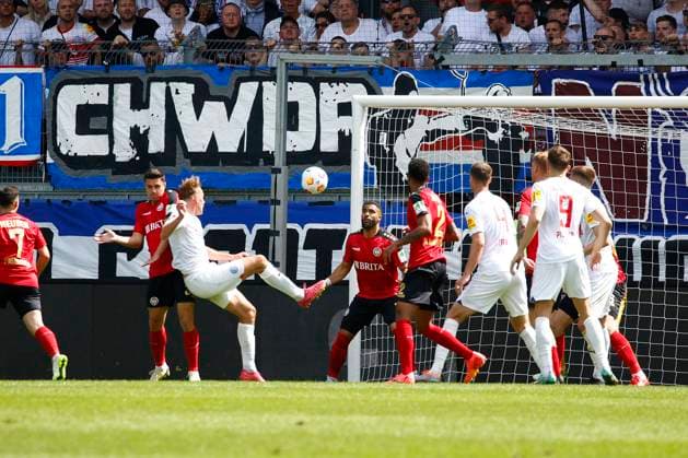 05 05 2024, xavx, Fußball 2 Bundesliga, SV Wehen Wiesbaden Holstein Kiel emspor, v l Timo Becker Holstein Kiel Goal scored, erzielt das Tor zum 0 1 DFL DFB REGULATIONS PROHIBIT ANY USE OF PHOTOGRAPHS as IMAGE SEQUENCES and or QUASI VIDEO Wiesbaden