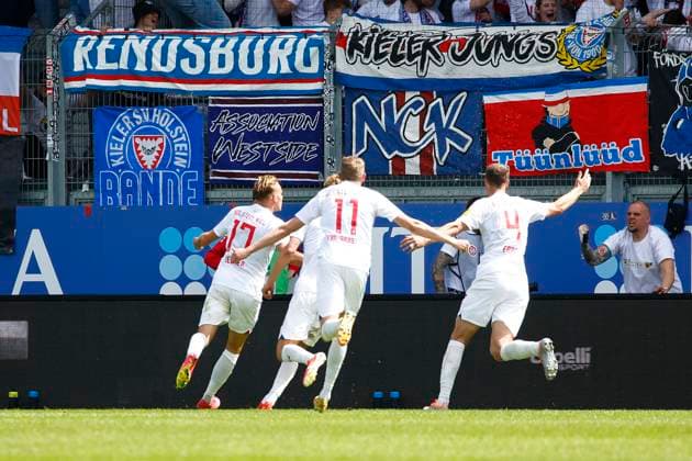 05 05 2024, xavx, Fussball 2 Bundesliga, SV Wehen Wiesbaden Holstein Kiel emspor, v l Timo Becker Holstein Kiel celebrate the goal, Der Torjubel zum 0 1 DFL DFB REGULATIONS PROHIBIT ANY USE OF PHOTOGRAPHS as IMAGE SEQUENCES and or QUASI VIDEO Wiesbaden