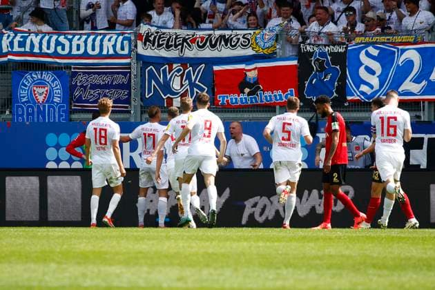 05 05 2024, xavx, Fussball 2 Bundesliga, SV Wehen Wiesbaden Holstein Kiel emspor, v l Timo Becker Holstein Kiel celebrate the goal, Der Torjubel zum 0 1 DFL DFB REGULATIONS PROHIBIT ANY USE OF PHOTOGRAPHS as IMAGE SEQUENCES and or QUASI VIDEO Wiesbaden