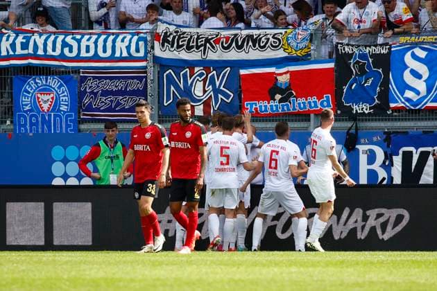 05 05 2024, xavx, Soccer 2 Bundesliga, SV Wehen Wiesbaden Holstein Kiel emspor, v l DFL DFB REGULATIONS PROHIBIT ANY USE OF PHOTOGRAPHS as IMAGE SEQUENCES and or QUASI VIDEO Wiesbaden