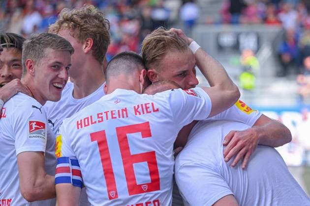 05 05 2024, Soccer, 2 Bundesliga, 32 Matchday Season 2023 2024, SV Wehen Wiesbaden Holstein Kiel, Timo Becker Holstein Kiel celebrates the goal to 1 0 with the team xRHR PHOTO TKx Copyright: RHR-FOTOx RHR-FOTO TK