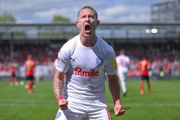 05 05 2024, Soccer, 2 Bundesliga, 32 Matchday Season 2023 2024, SV Wehen Wiesbaden Holstein Kiel, Lewis Holtby Holstein Kiel celebrates the 1-0 goal by Timo Becker Holstein Kiel xRHR PHOTO TKx Copyright: RHR-FOTOx RHR-FOTO TK