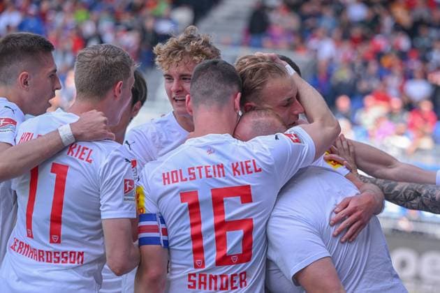05 05 2024, Soccer, 2 Bundesliga, 32 Matchday Season 2023 2024, SV Wehen Wiesbaden Holstein Kiel, Timo Becker Holstein Kiel celebrates the goal to 1 0 with the team xRHR PHOTO TKx Copyright: RHR-FOTOx RHR-FOTO TK