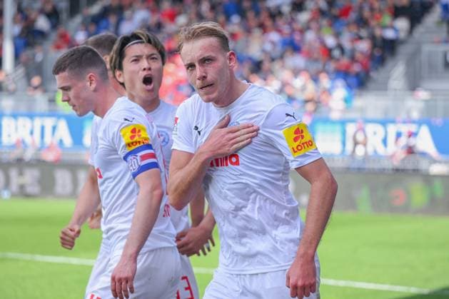 05 05 2024, Soccer, 2 Bundesliga, 32 Matchday Season 2023 2024, SV Wehen Wiesbaden Holstein Kiel, Timo Becker Holstein Kiel celebrates the goal to 1 0 with the team xRHR PHOTO TKx Copyright: RHR-FOTOx RHR-FOTO TK