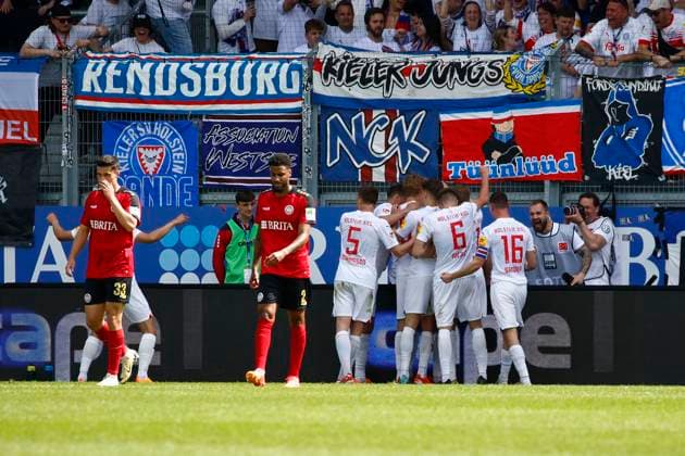 05.05.2024, xavx, Fussball 2.Bundesliga, SV Wehen Wiesbaden - Holstein Kiel emspor, v.l. Timo Becker (Holstein Kiel) celebrate the goal, Der Torjubel zum 0:1 (DFL DFB REGULATIONS PROHIBIT ANY USE OF PHOTOGRAPHS as IMAGE SEQUENCES and or QUASI-VIDEO) Wiesbaden