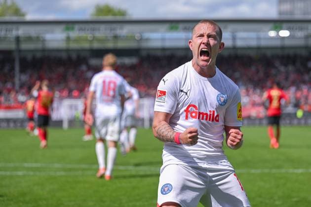 05 05 2024, Soccer, 2 Bundesliga, 32 Matchday Season 2023 2024, SV Wehen Wiesbaden Holstein Kiel, Lewis Holtby Holstein Kiel celebrates the 1-0 goal by Timo Becker Holstein Kiel xRHR PHOTO TKx Copyright: RHR-FOTOx RHR-FOTO TK