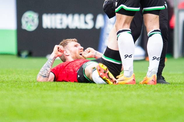 05 05 2024 Football, 2023 2024, 2 Bundesliga, Matchday 32, Hannover 96 SC Paderborn 07 Andreas Voglsammer Hannover injured, injury, on the ground DFL REGULATIONS PROHIBIT ANY USE OF PHOTOGRAPHS AS IMAGE SEQUENCES AND OR QUASI VIDEO