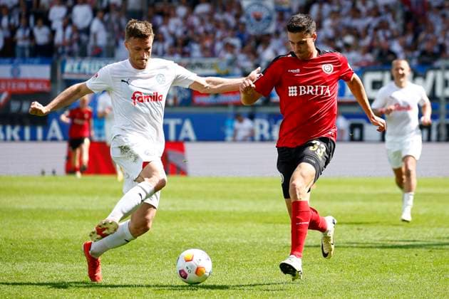 05 05 2024, xavx, Soccer 2 Bundesliga, SV Wehen Wiesbaden Holstein Kiel emspor, v l Carl Johansson Holstein Kiel , John Iredale SV Wehen Wiesbaden DFL DFB REGULATIONS PROHIBIT ANY USE OF PHOTOGRAPHS as IMAGE SEQUENCES and or QUASI VIDEO Wiesbaden