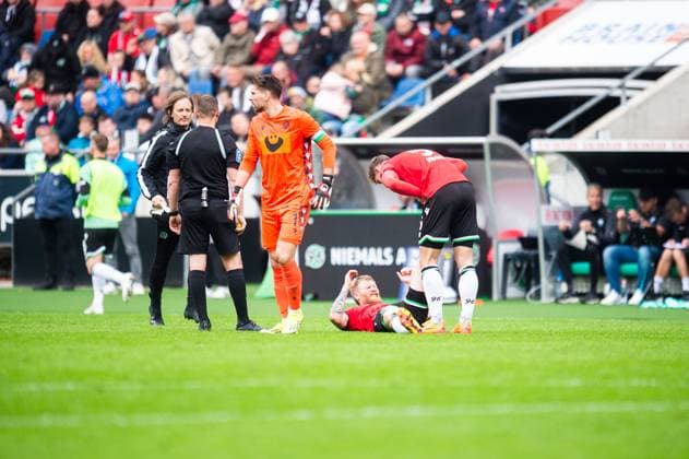 05 05 2024 Football, 2023 2024, 2 Bundesliga, Matchday 32, Hannover 96 SC Paderborn 07 Andreas Voglsammer Hannover injured, injury, on the ground DFL REGULATIONS PROHIBIT ANY USE OF PHOTOGRAPHS AS IMAGE SEQUENCES AND OR QUASI VIDEO