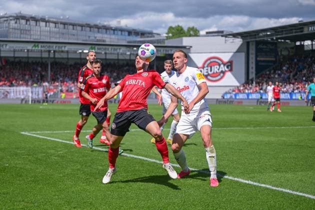 05 05 2024, Soccer, 2 Bundesliga, 32 Matchday Season 2023 2024, SV Wehen Wiesbaden Holstein Kiel, Robin Heußer SV Wehen Wiesbaden , Timo Becker Holstein Kiel xRHR PHOTO TKx Copyright: RHR-FOTOx RHR-FOTO TK