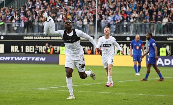 05 05 2024, Football, Men, 2 Bundesliga, Season 2023 2024, SV 07 Elversberg Hertha BSC Berlin, Kevin Koffi SV 07 Elversberg celebrates his goal for 4 2 Elversberg Ursapharm Arena an der Kaiserlinde Saarland Germany EN