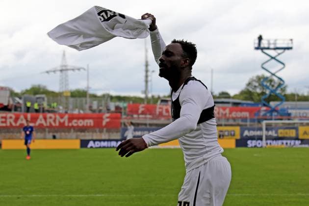 05 05 2024, xmohx, Fußball 2 Bundesliga, SV Elversberg Hertha BSC Berlin emspor, v l Torjubel nach dem Tor zum celebrating the goal celebrate 4 2 durch Kevin Koffi SV Elversberg DFL DFB REGULATIONS PROHIBIT ANY USE OF PHOTOGRAPHS as IMAGE SEQUENCES and or QUASI VIDEO Elversberg