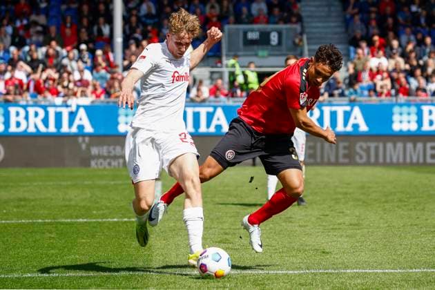 05 05 2024, xavx, Soccer 2 Bundesliga, SV Wehen Wiesbaden Holstein Kiel emspor, v l Lasse Rosenboom Holstein Kiel , Kianz Froese SV Wehen Wiesbaden DFL DFB REGULATIONS PROHIBIT ANY USE OF PHOTOGRAPHS as IMAGE SEQUENCES and or QUASI VIDEO Wiesbaden