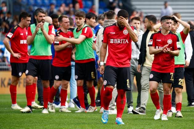 05 05 2024, xavx, Soccer 2 Bundesliga, SV Wehen Wiesbaden Holstein Kiel emspor, v l players the team of SV Wehen Wiesbaden disappointed, disappointed looking, dissapointed DFL DFB REGULATIONS PROHIBIT ANY USE OF PHOTOGRAPHS as IMAGE SEQUENCES and or QUASI VIDEO Wiesbaden