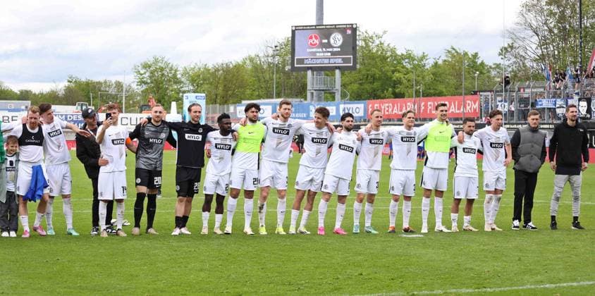 05 05 2024, Football, Men, 2 Bundesliga, Season 2023 2024, SV 07 Elversberg Hertha BSC Berlin, The players of SV 07 Elversberg celebrate the victory and relegation with their fans Elversberg Ursapharm Arena an der Kaiserlinde Saarland Germany EN