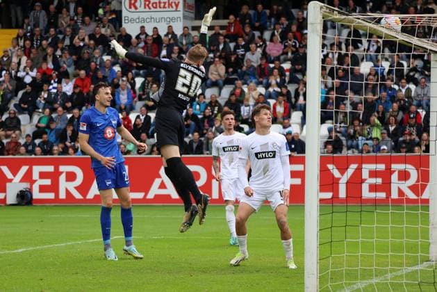 05 05 2024, Football, Men, 2 Bundesliga, Season 2023 2024, SV 07 Elversberg Hertha BSC Berlin, Nicolas Kristof SV 07 Elversberg , Lukas Pinckert SV 07 Elversberg , Hugo Vandermersch SV 07 Elversberg , Haris Tabakovic Hertha BSC Elversberg Ursapharm Arena an der Kaiserlinde Saarland Germany EN