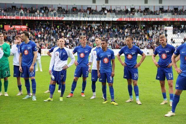 05 05 2024, Football, Men, 2 Bundesliga, Season 2023 2024, SV 07 Elversberg Hertha BSC Berlin, The team Hertha BSC thanks the fans Elversberg Ursapharm Arena an der Kaiserlinde Saarland Germany EN