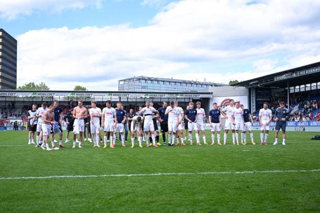 05 05 2024, Soccer, 2 Bundesliga, 32 Matchday Season 2023 2024, SV Wehen Wiesbaden Holstein Kiel, The players of Holstein Kiel celebrate the away win with the fans xRHR PHOTO TKx Copyright: RHR-FOTOx RHR-FOTO TK