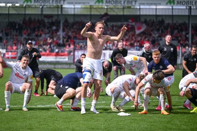 05 05 2024, Soccer, 2 Bundesliga, 32 Matchday Season 2023 2024, SV Wehen Wiesbaden Holstein Kiel, The players of Holstein Kiel celebrate the away win with the fans Timo Becker Holstein Kiel with bandage on thigh xRHR PHOTO TKx Copyright: RHR-FOTOx RHR-FOTO TK