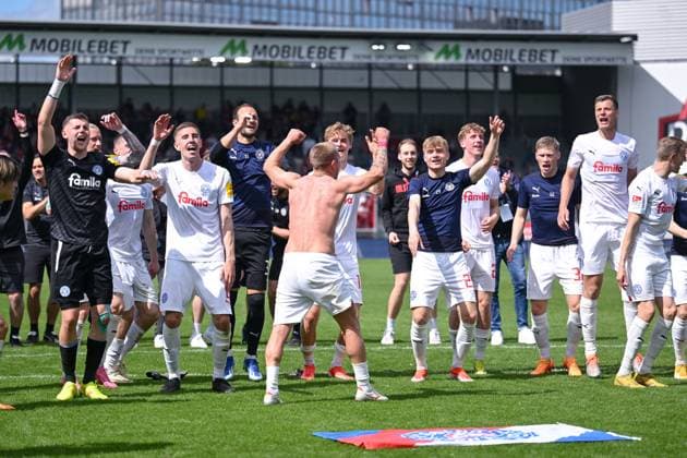 05 05 2024, Soccer, 2 Bundesliga, 32 Matchday Season 2023 2024, SV Wehen Wiesbaden Holstein Kiel, The players of Holstein Kiel celebrate the away win with the fans xRHR PHOTO TKx Copyright: RHR-FOTOx RHR-FOTO TK