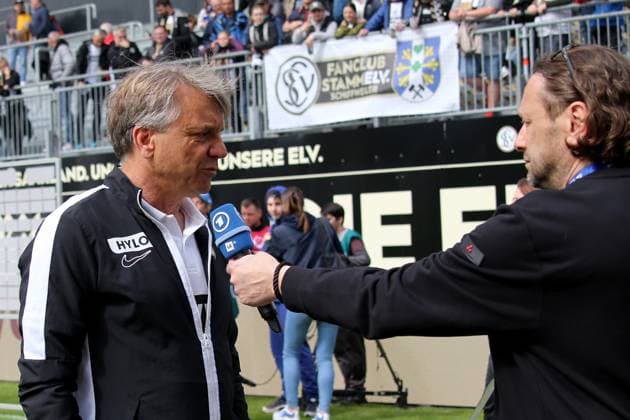 05 05 2024, xmohx, Fußball 2 Bundesliga, SV Elversberg Hertha BSC Berlin emspor, v l Trainer Horst Steffen SV Elversberg im TV Interview ARD DFL DFB REGULATIONS PROHIBIT ANY USE OF PHOTOGRAPHS as IMAGE SEQUENCES and or QUASI VIDEO Elversberg