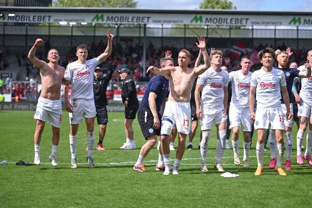 05 05 2024, Soccer, 2 Bundesliga, 32 Matchday Season 2023 2024, SV Wehen Wiesbaden Holstein Kiel, The players of Holstein Kiel celebrate the away win with the fans xRHR PHOTO TKx Copyright: RHR-FOTOx RHR-FOTO TK