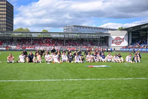 05 05 2024, Soccer, 2 Bundesliga, 32 Matchday Season 2023 2024, SV Wehen Wiesbaden Holstein Kiel, The players of Holstein Kiel celebrate the away win with the fans xRHR PHOTO TKx Copyright: RHR-FOTOx RHR-FOTO TK