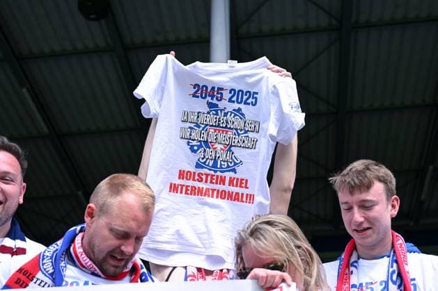 05 05 2024, Soccer, 2 Bundesliga, 32 Matchday Season 2023 2024, SV Wehen Wiesbaden Holstein Kiel, Fan Shirt Holstein Kiel international xRHR FOTO TKx Copyright: RHR-FOTOx RHR-FOTO TK