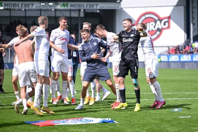 05 05 2024, Soccer, 2 Bundesliga, 32 Matchday Season 2023 2024, SV Wehen Wiesbaden Holstein Kiel, The players of Holstein Kiel celebrate the away win with the fans xRHR PHOTO TKx Copyright: RHR-FOTOx RHR-FOTO TK