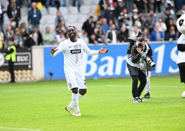 Soccer 2 Bundesliga Season 2023 24 19 04 2024 Ursapharm Arena SV Elversberg elv Hertha BSC Berlin her 4 2 Kevin KOFFI SV Elversberg After the match in front of the fans Soccer 2 Bundesliga SV Elversberg