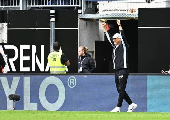 Soccer 2 Bundesliga Season 2023 24 19 04 2024 Ursapharm Arena SV Elversberg elv Hertha BSC Berlin her 4 2 Coach Horst STEFFEN SV Elversberg cheers after the match Soccer 2 Bundesliga SV Elversberg