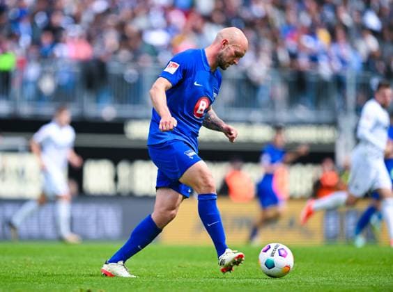 Germany, Spiesen Elversberg, 05 05 2024, Ursapharm Arena at Kaiserlinde, SV Elversberg vs Hertha BSC 2 Bundesliga, Toni Leistner Hertha BSC controls the ball Spiesen Elversberg Ursapharm Arena at Kaiserlinde Saarland Germany eu-images-121