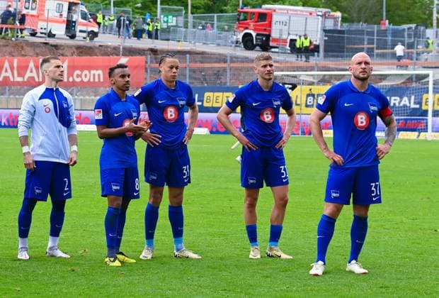 Germany, Spiesen Elversberg, 05 05 2024, Ursapharm Arena at Kaiserlinde, SV Elversberg vs Hertha BSC 2 Bundesliga, Peter Pekarik Hertha BSC , Bilal Hussein Hertha BSC , Derry Scherhant Hertha BSC , Marton Dardai Hertha BSC and Toni Leistner Hertha BSC look dejected Spiesen Elversberg Ursapharm Arena at Kaiserlinde Saarland Germany eu-images-121