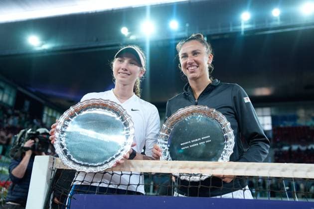 Sport Themen der Woche KW18 Sport Bilder des Tages May 5, 2024, Madrid, Madrid, SPAIN: Cristina Bucsa and Sara Sorribes of Spain pose for photo with the winners trophy after winning the Final match against Laura Siegemund of Germany and Barbora Krejcikova of Czech Republic during the WTA, Tennis Damen Doubles Final of the Mutua Madrid Open 2024, ATP, Tennis Herren Masters 1000 and WTA 1000, tournament celebrated at Caja Magica on May 05, 2024 in Madrid, Spain. Madrid SPAIN - ZUMAa181 20240505_zaa_a181_101 Copyright: xOscarxJ.xBarrosox