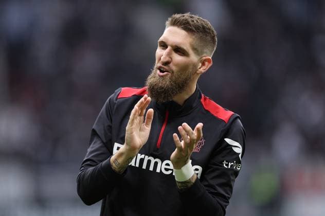 05 05 2024, Soccer Bundesliga, Eintracht Frankfurt Bayer 04 Leverkusen, emonline, emspor, v l , Robert Andrich Bayer 04 Leverkusen thanks the fans, thanks, thanks, team after the match, after the match, thanks the fans, applauds the fans DFL DFB REGULATIONS PROHIBIT ANY USE OF PHOTOGRAPHS AS IMAGE SEQUENCES AND OR QUASI VIDEO xdcx Copyright: HMBxMedia