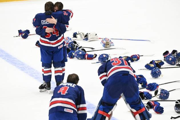 Sport Bilder des Tages Dissapointed Team USA after loosing 4-6 to Canada after the 2024 IIHF Ice hockey, Eishockey U18 world championships final match between the United States and Canada in Espoo, Finland, on May 5, 2024. Espoo Finland LKFTJ20240505210151TUVZ  Copyright: xJussixNukarix LKFTJ20240505210151TUVZ