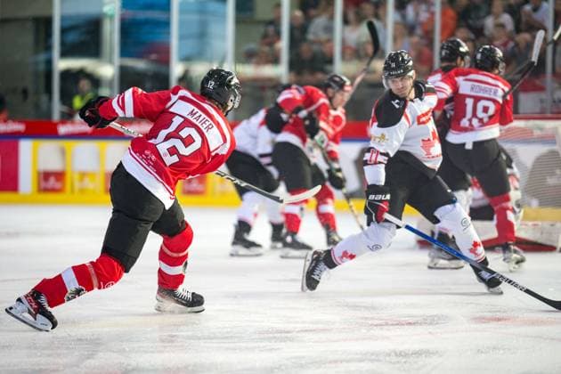 Ice hockey, Eishockey - AUT vs CAN, test match VIENNA,AUSTRIA,05.MAY.24 - ICE HOCKEY - OEEHV international test match, men, Austria vs Canada. Image shows David Maier (AUT) and Adam Fantilli (CAN).  GEPAxpictures xEdgarxEisner