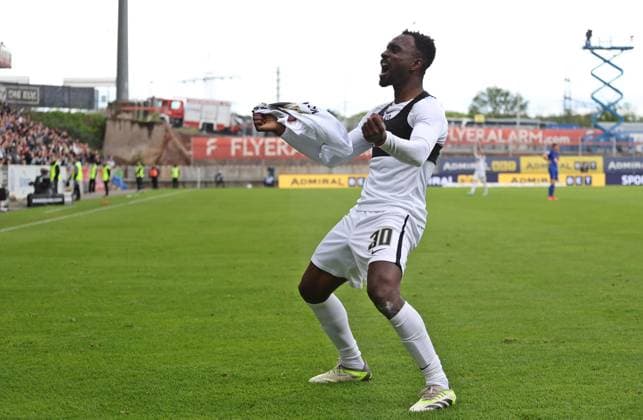 05 05 2024, Soccer, Men, 2 Bundesliga, Season 2023 2024, SV 07 Elversberg Hertha BSC Berlin, Kevin Koffi SV 07 Elversberg celebrates his goal to 4 2 with his shirt off Elversberg Ursapharm Arena an der Kaiserlinde Saarland Germany EN