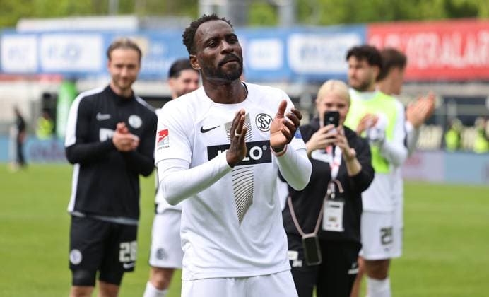 05 05 2024, Football, Men, 2 Bundesliga, Season 2023 2024, SV 07 Elversberg Hertha BSC Berlin, Kevin Koffi SV 07 Elversberg thanks the fans Elversberg Ursapharm Arena an der Kaiserlinde Saarland Germany EN