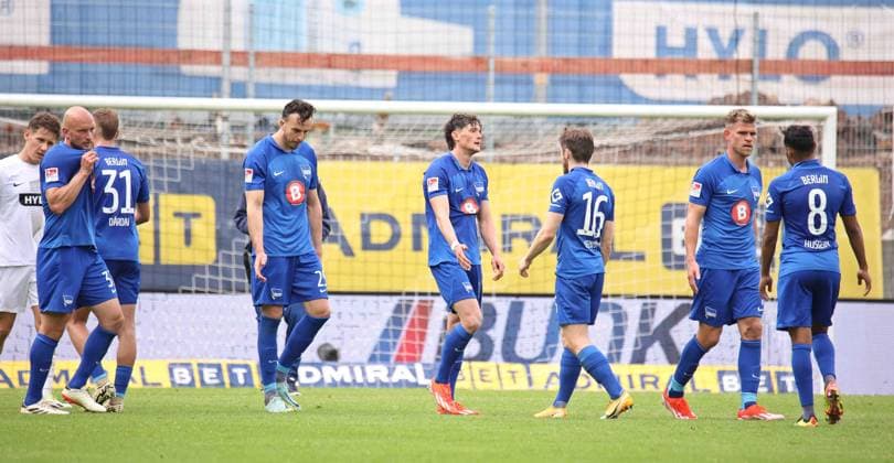 05 05 2024, Football, Men, 2 Bundesliga, Season 2023 2024, SV 07 Elversberg Hertha BSC Berlin, The players of Hertha BSC leave the pitch disappointed after the defeat Elversberg Ursapharm Arena an der Kaiserlinde Saarland Germany EN
