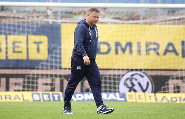 05 05 2024, Football, Men, 2 Bundesliga, Season 2023 2024, SV 07 Elversberg Hertha BSC Berlin, Coach Pal Dardai Hertha BSC leaves the pitch disappointed after the defeat Elversberg Ursapharm Arena an der Kaiserlinde Saarland Germany EN