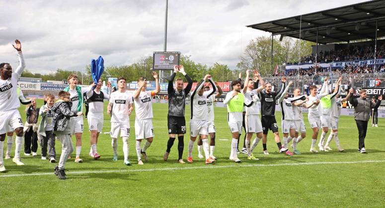 05 05 2024, Football, Men, 2 Bundesliga, Season 2023 2024, SV 07 Elversberg Hertha BSC Berlin, The players of SV 07 Elversberg celebrate together with their fans the home victory and the relegation in the 2 Bundesliga, Final cheer Elversberg Ursapharm Arena an der Kaiserlinde Saarland Germany EN