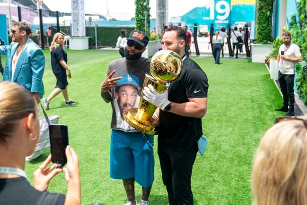 Odell Beckham Jr. poses with an NBA, Basketball Herren, USA Finals trophy from the Miami Heat as he arrives during the Formula One Miami Grand Prix at the Miami International Autodrome in Miami Gardens, Florida on Sunday, May 5, 2024  MIA20240505434 GREGxNASH