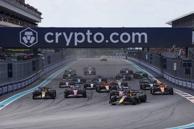 Start of the race, 01 VERSTAPPEN Max (nld), Red Bull Racing RB20, action during the Formula 1 Crypto.com Miami Grand Prix 2024, 6th round of the 2024 Formula One World Championship, WM, Weltmeisterschaft from May 3 to 5, 2024 on the Miami International Autodrome, in Miami, United States of America - F1 - MIAMI GRAND PRIX 2024 DPPI Panoramic  240505_R06_MIAMI_DP_XB3_9230