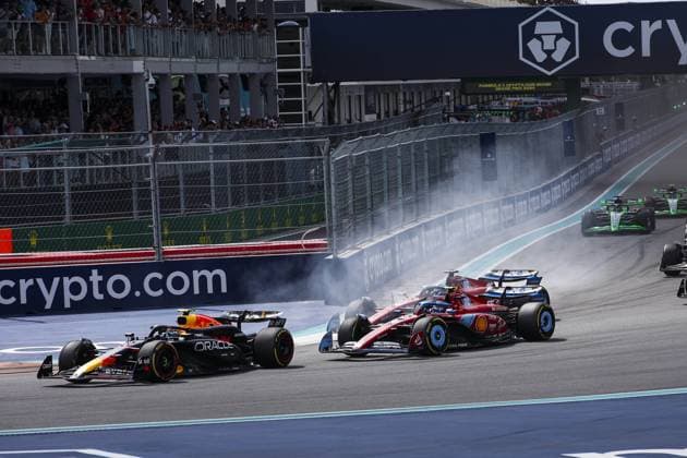 11 PEREZ Sergio (mex), Red Bull Racing RB20, 55 SAINZ Carlos (spa), Scuderia Ferrari HP SF-24, action during the Formula 1 Crypto.com Miami Grand Prix 2024, 6th round of the 2024 Formula One World Championship, WM, Weltmeisterschaft from May 3 to 5, 2024 on the Miami International Autodrome, in Miami, United States of America - F1 - MIAMI GRAND PRIX 2024 DPPI Panoramic 240505_R06_MIAMI_DP_XB3_9239